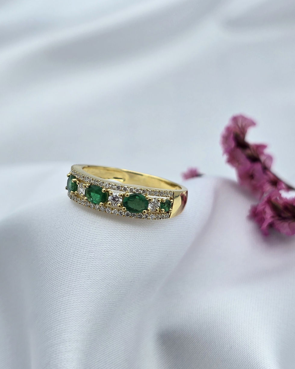 Miniatura: Anel ouro amarelo 19.2kt 3g - esmeraldas e diamantes, vista em fundo cetim branco