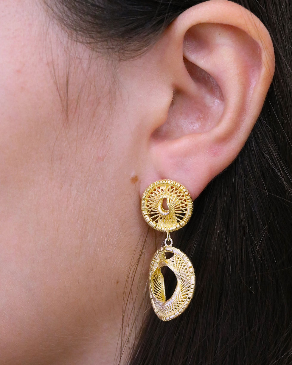 Brincos rendilhados em prata dourada, visualização na orelha