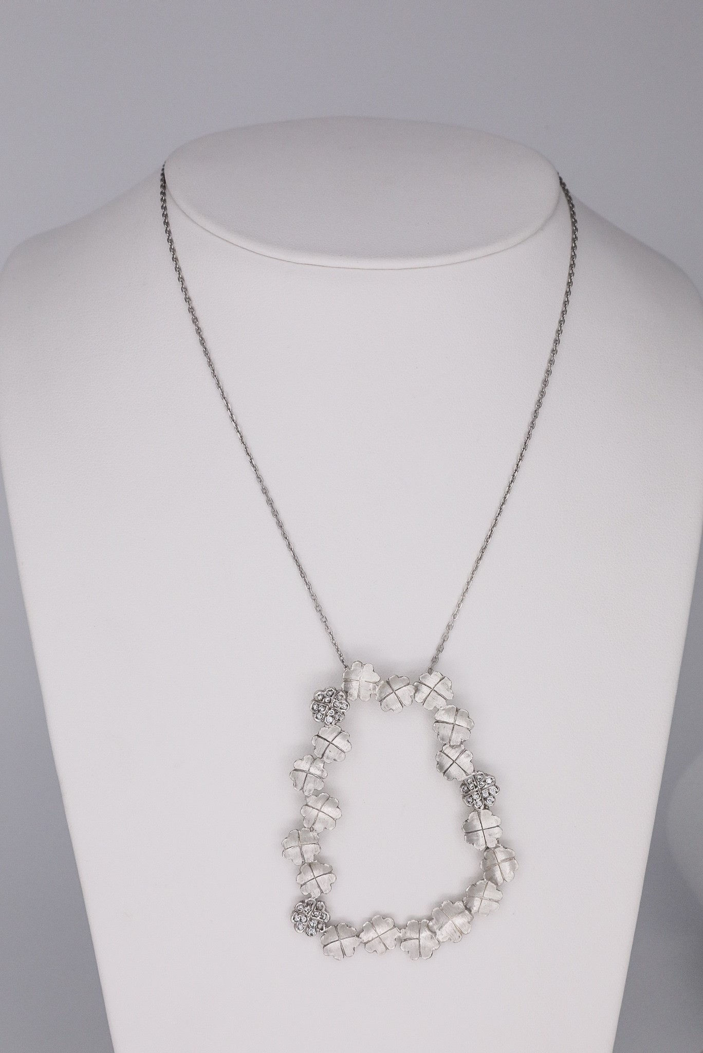 Fio em prata com centro - círculo de flores / trevos - Xamma