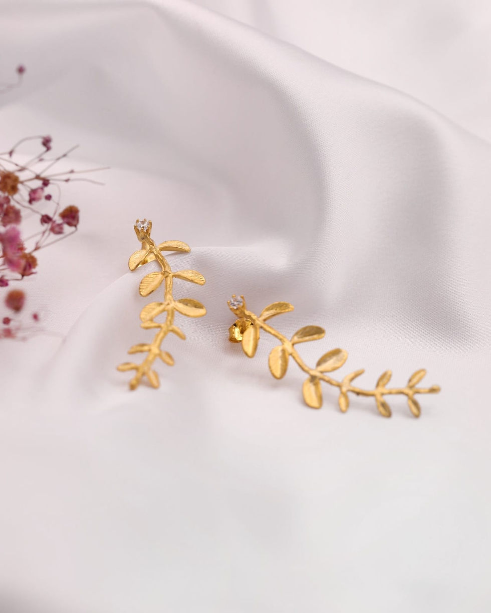 Miniatura: Brincos em prata dourada com zircónia - ramo, em fundo de cetim branco