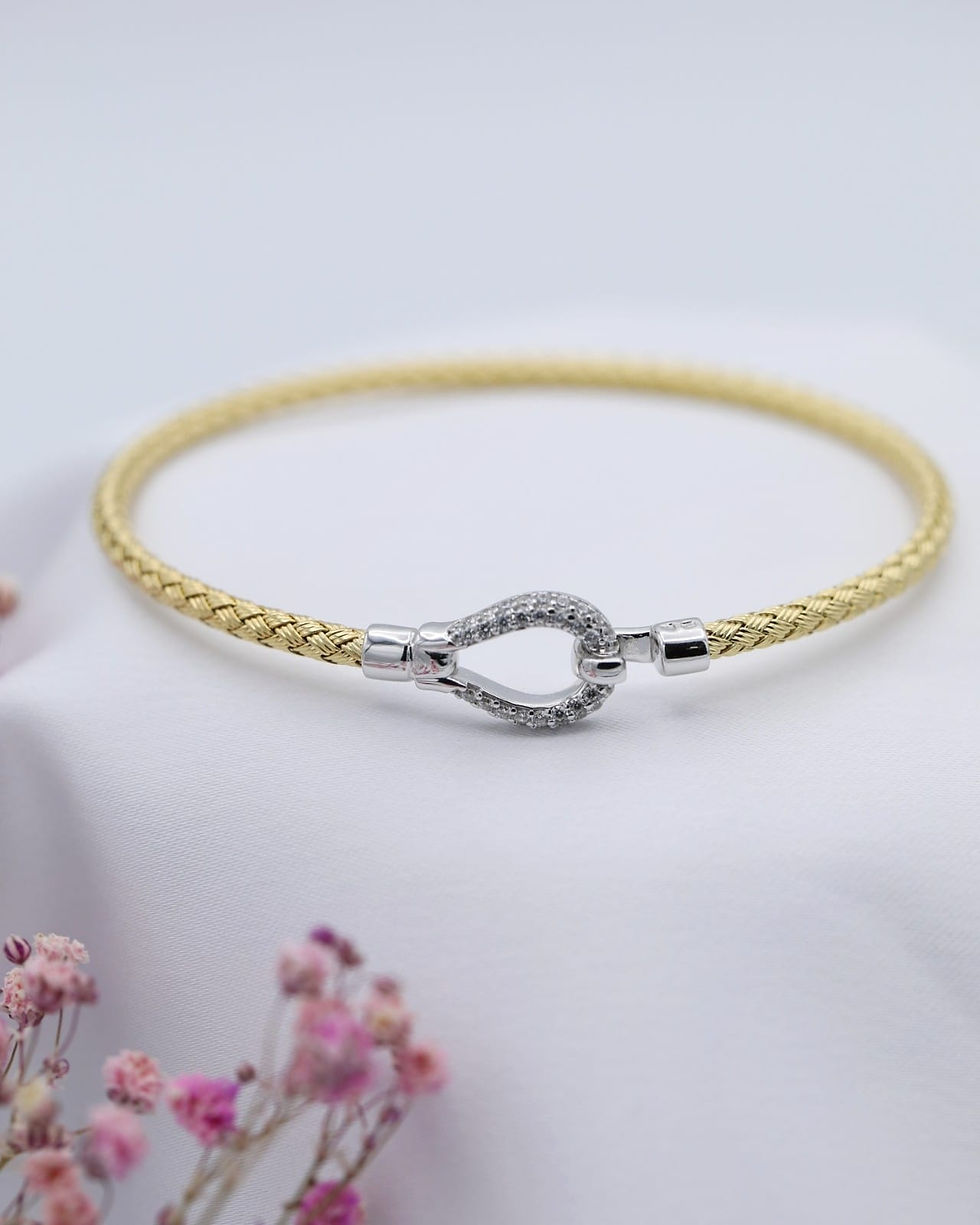 Miniatura: Pulseira em prata bicolor malha trançada - fecho de laço e gancho, sobre fundo de cetim branco.