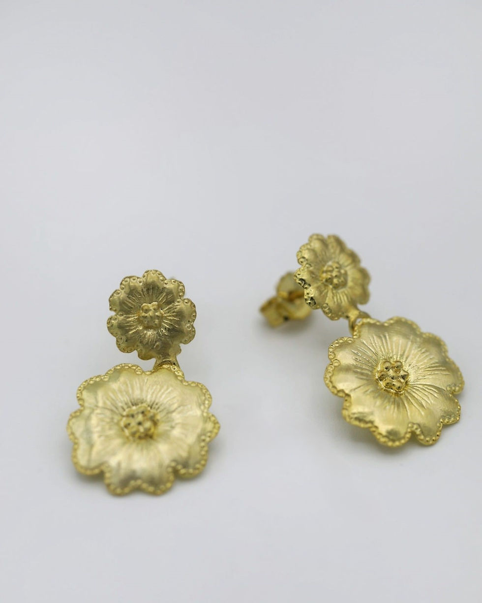 Brincos prata dourada 3.8g - duas flores 27mm