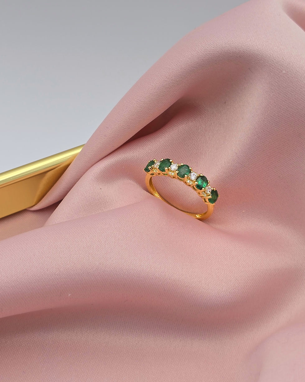 Miniatura: Anel ouro amarelo 19.2kt 2.4g - esmeraldas e diamantes, vista em fundo cetim rosa