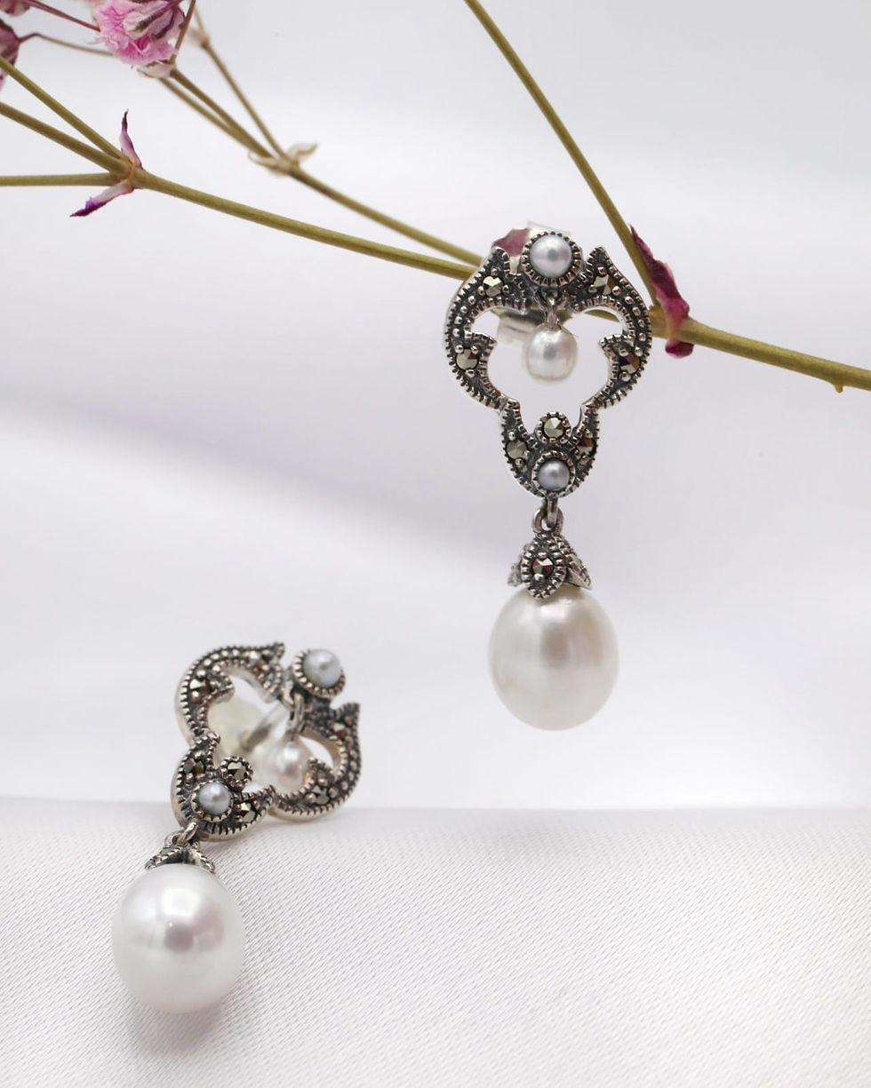 Miniatura: Brincos prata 3.2g - pérolas e marcassites 25mm, vista suspensos num ramo de flores.