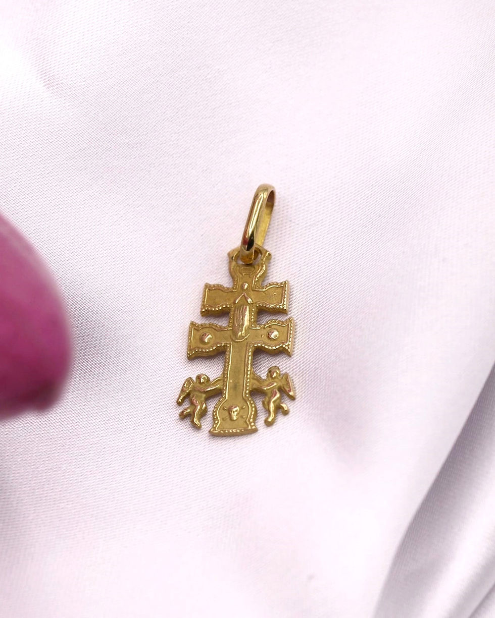 Miniatura: Medalha em ouro amarelo - Cruz de Caravaca, em fundo cetim branco com flor rosa