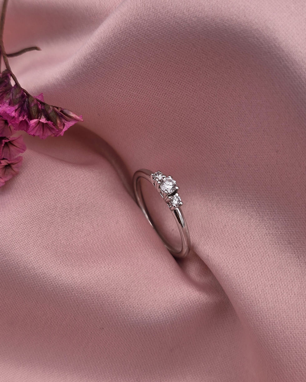 Anel ouro branco 19.2kt 1.9g - três diamantes, vista em fundo cetim rosa