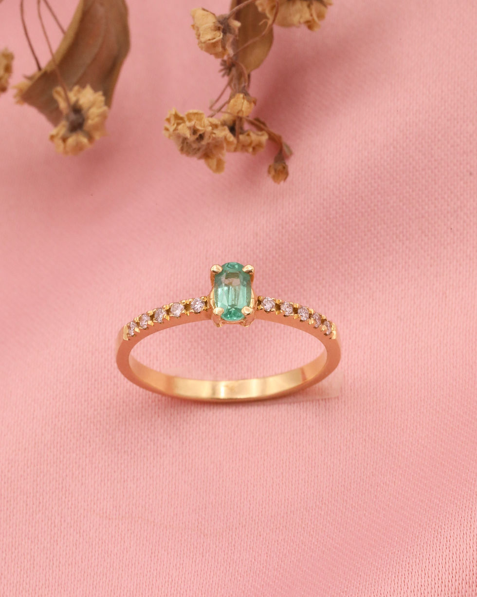 Miniatura: Anel ouro amarelo 19.2kt 1.9g - esmeralda e diamantes, em fundo de cetim rosa