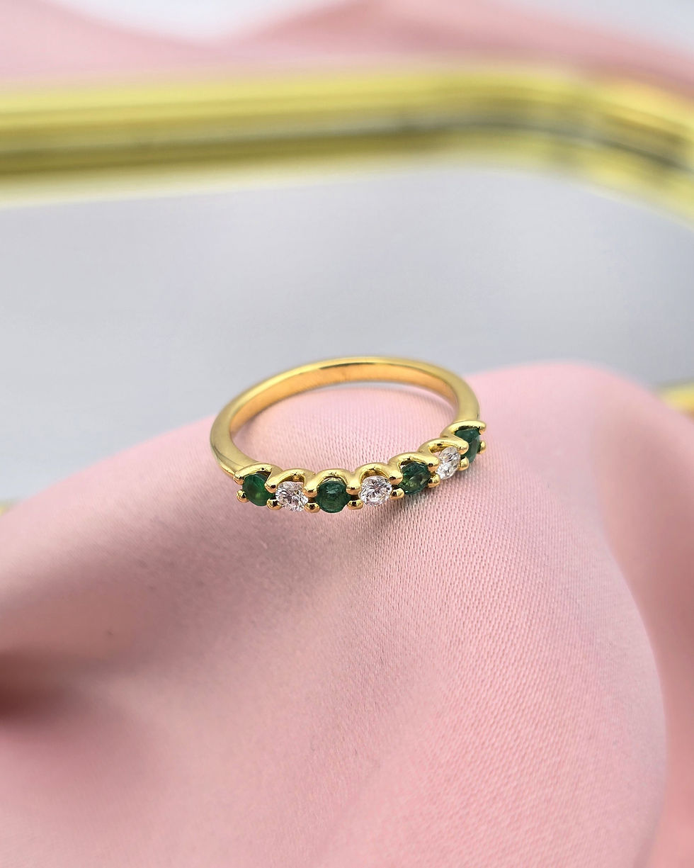 Anel ouro amarelo 19.2kt 3.0g - esmeraldas e diamantes, vista em fundo cetim rosa