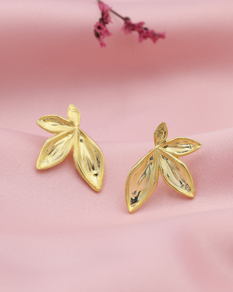 Miniatura: Brincos prata dourada 5.8g - meia flor estruturada 30mm, vista em fundo cetim rosa