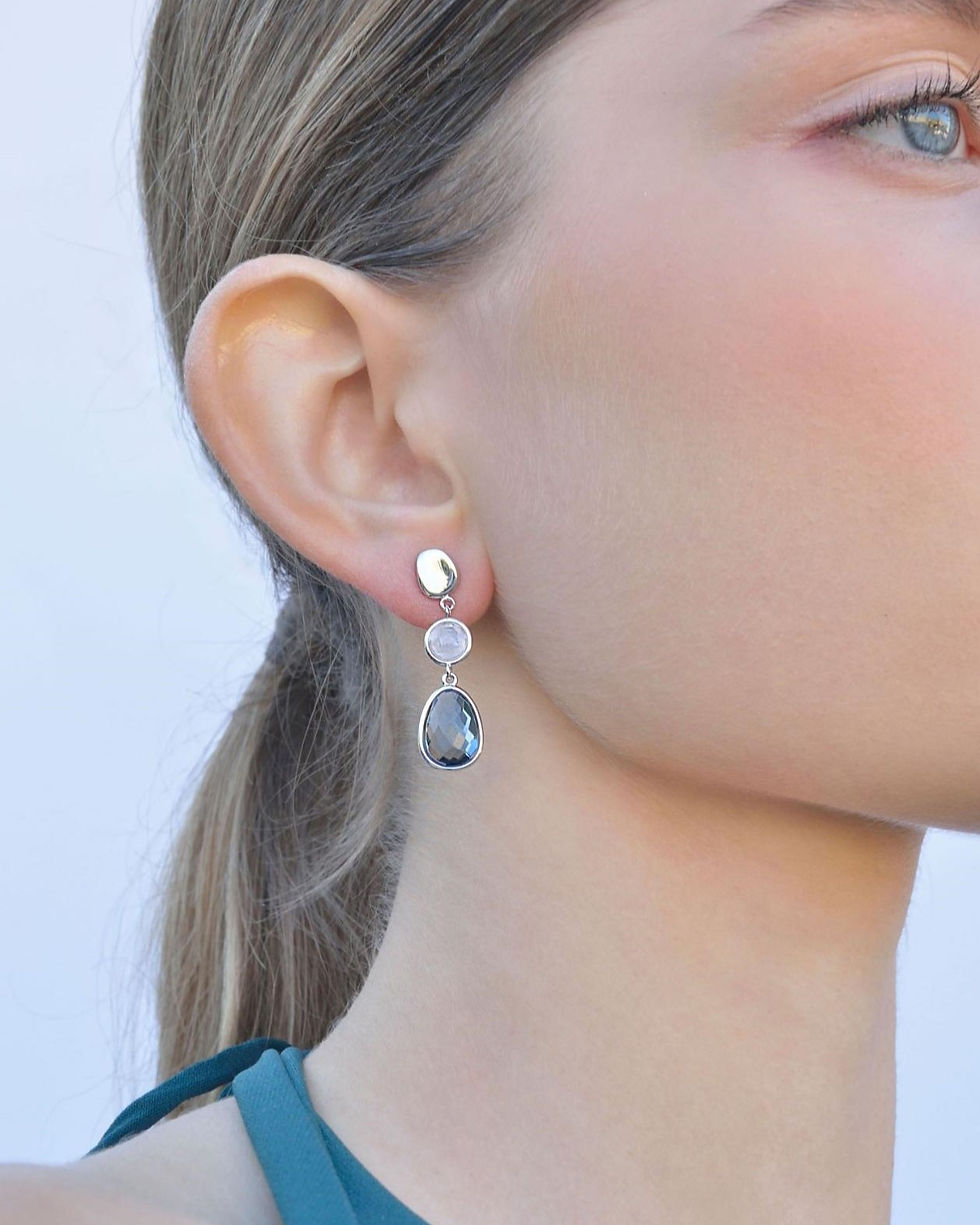 Brincos prata 3.8g - turmalina azul em gota 35mm, vista na orelha