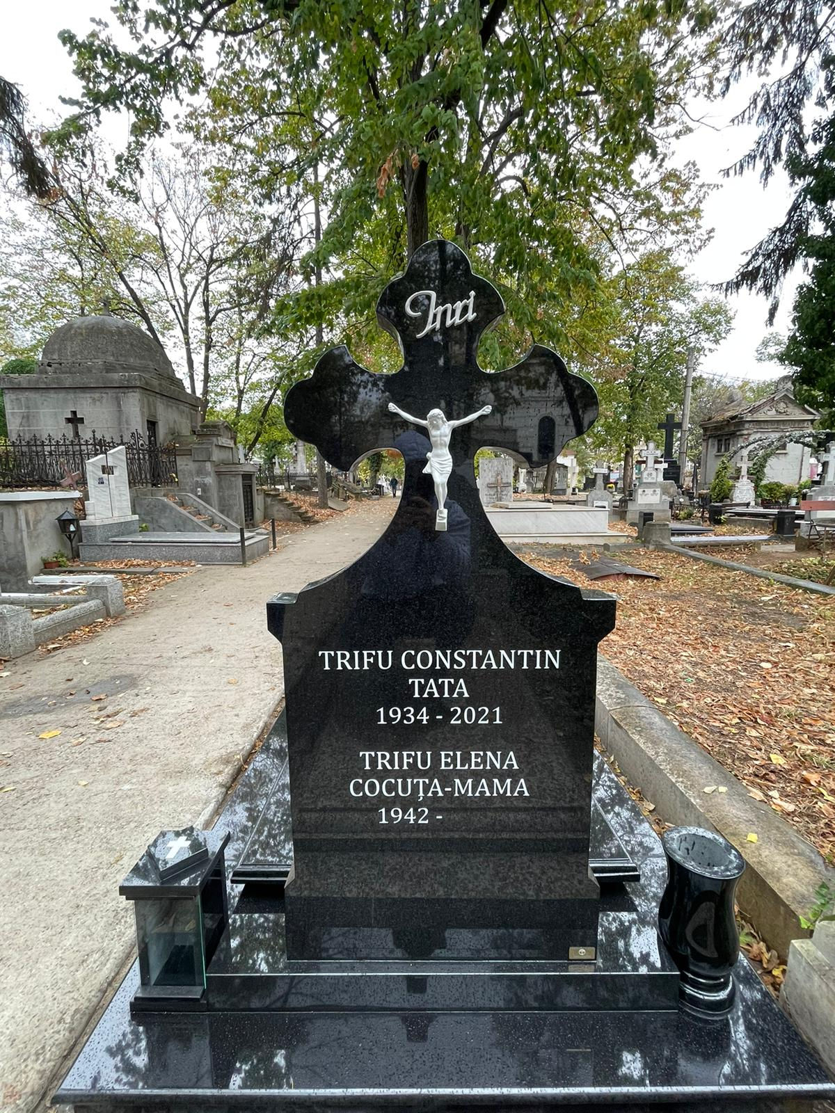 Monumente funerare din granit negru