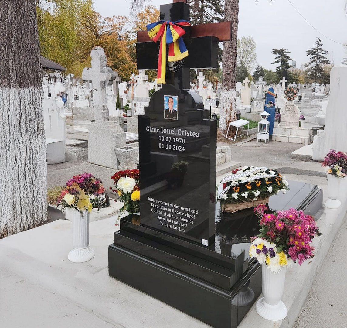 Monument Funerar Complet din Granit Negru Absolut