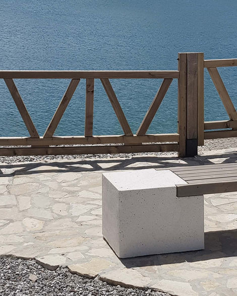 detalj drvene klupe sa betonskim postoljem i kamenom stazom oko jezera na Jahorini