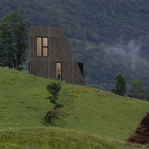 Eksterijer moderne montažne drvene kuće sa drvenom fasadom i minimalističkom formom