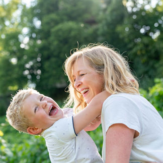Mère et fils riant au soleil couchant