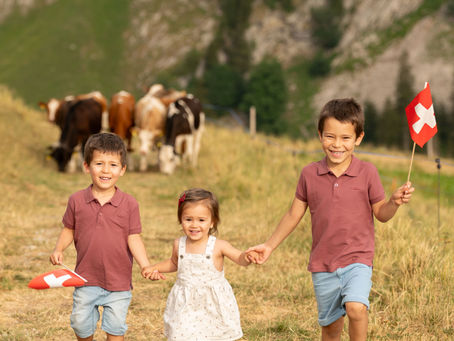 enfants lors d'une séance photo avec des vaches en arrière plan