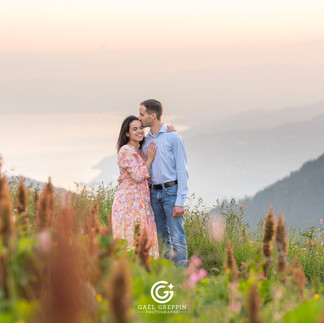 Un couple ou le mari donne un bisou sur le front de sa femme au soleil couchant