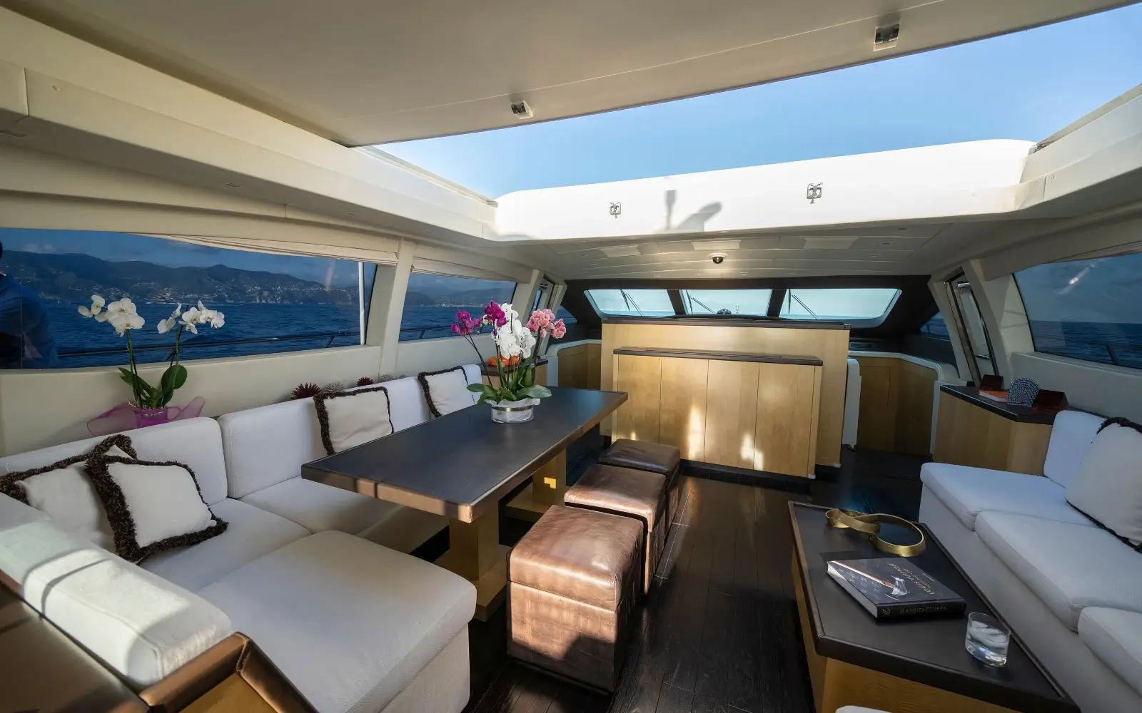 mangusta 92 yacht hall