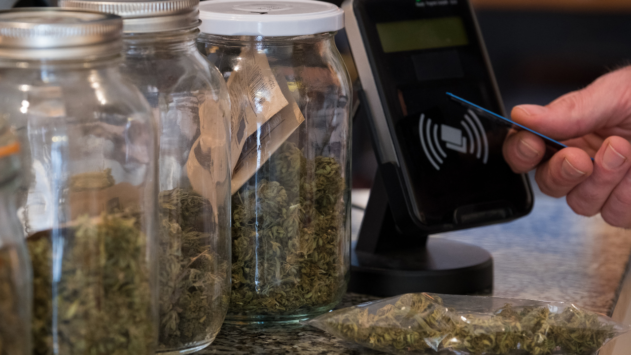 Featured image for Ohio’s GOP Proposed Ban on THCA and Delta-8 Products: What Ohio Cannabis Consumers Need to Know