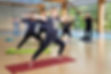 posture yoga en groupe