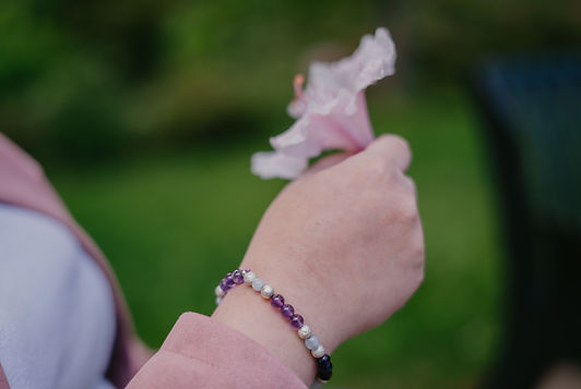 Photo fleur et bracelet en pierres
