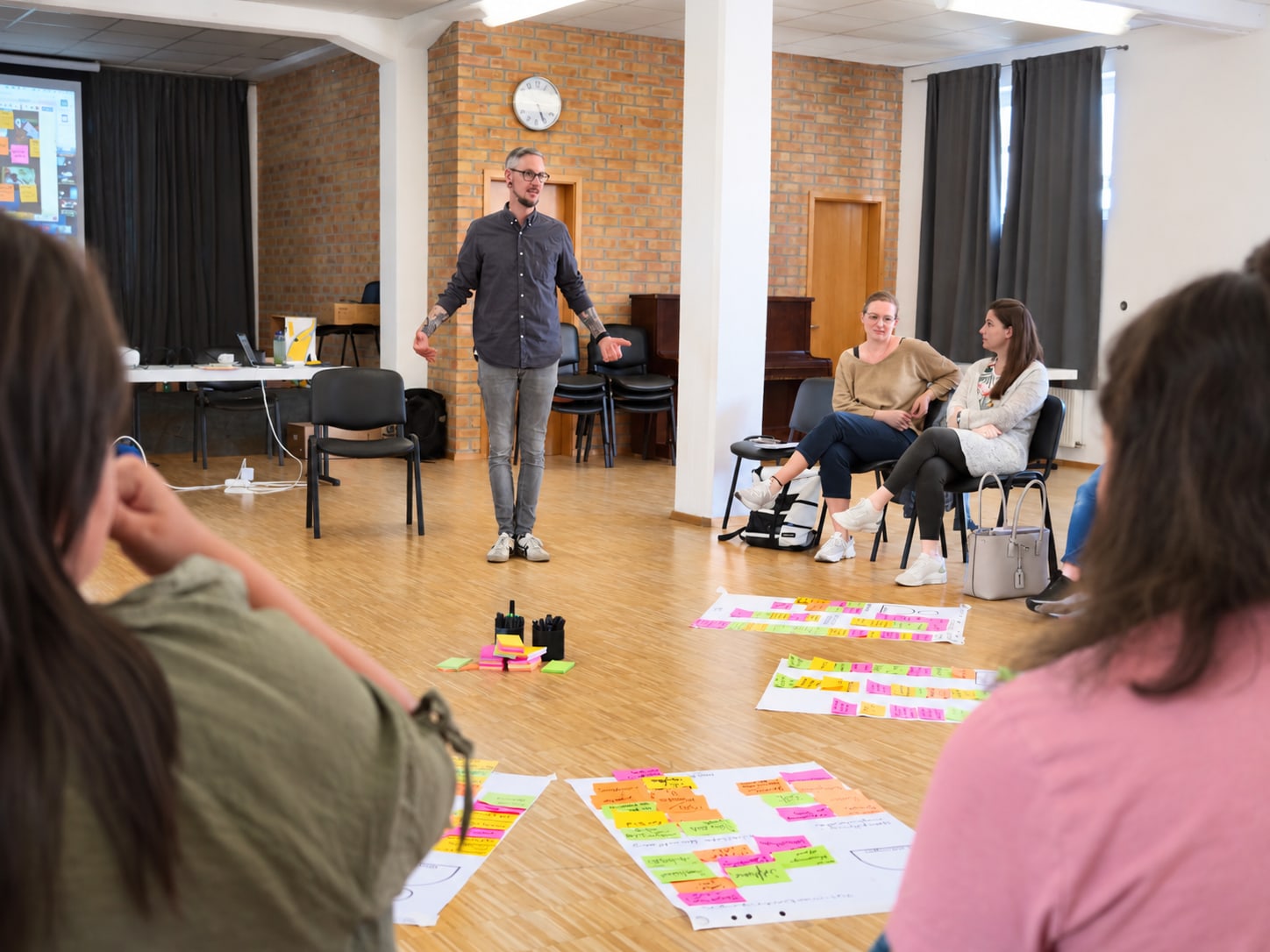 Andreas Streble moderiert einen Workshop mit Teilnehmenden in einem Seminarraum.