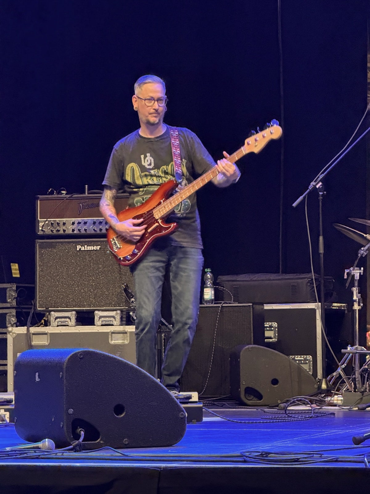 Andreas Streble spielt bei einem Live-Auftritt Bass.