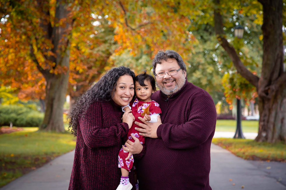 Family session at the park. Fall Mini Session. Botanical Gardens. Beautiful fall colours.