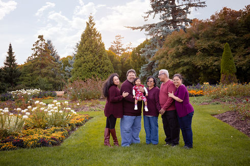 Family session at the park. Fall Mini Session. Botanical Gardens. Beautiful fall colours.