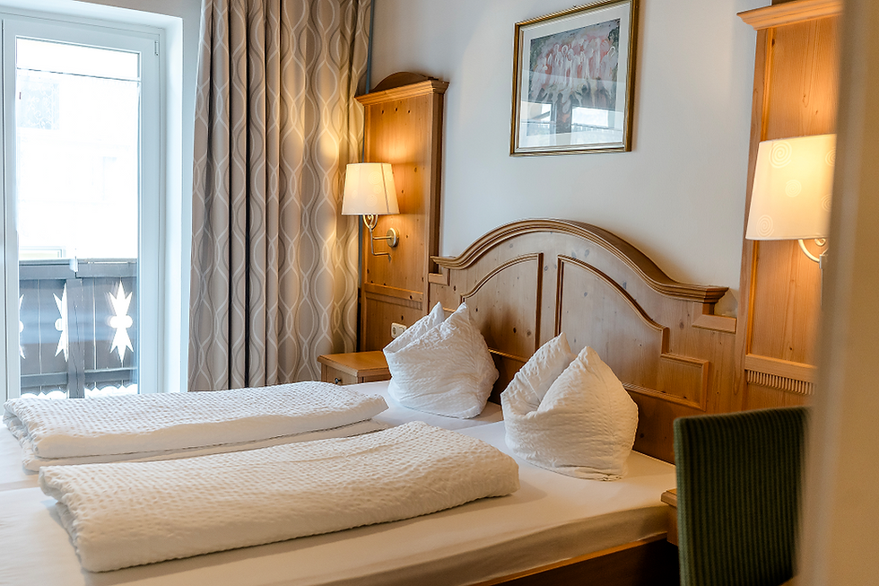Gemütliches Doppelbett im Hotel Garni Ledererwirt