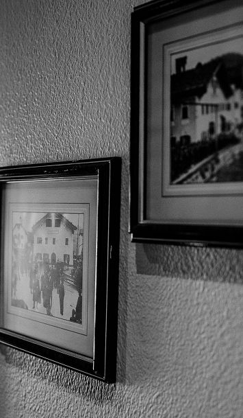 Gerahmte Bilder im Stiegenhaus vom Hotel Garni Ledererwirt in Abtenau