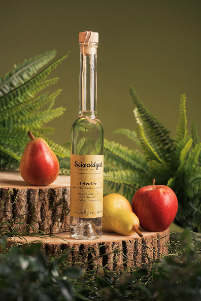 Edelbrand Obstler aus reifen Äpfeln und Birnen