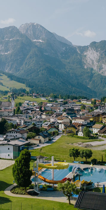 Blick über Abtenau mit dem Schwimmbad