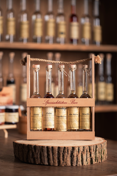 Spezialitätenbar mit 5 Flaschen mit den Sorten Birne, Marille, Zirbe angesetzt, Haselnusslikör und Zwetschke