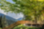 Sonnenterrasse mit Gartenmöbel und Liege bei der Hütte Neuhaus mit herrlichem Panoramablick über das Neubachtal