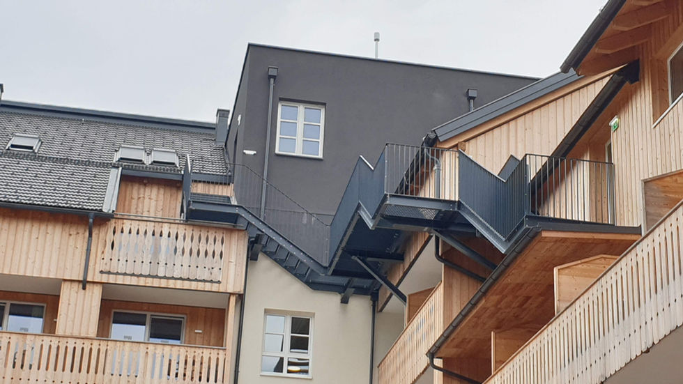 Fluchtstiege verzinkt und lackiert mit beschichteten Gitterrosten