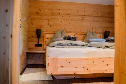 Blick ins Schlafzimmer der Hütte Neuhaus im Lammertal
