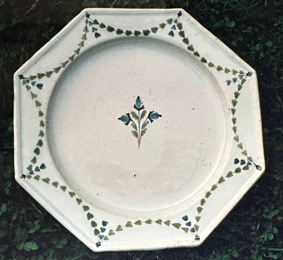 87 Faïence d'Aumale XIXe -  Assiette à fleurs