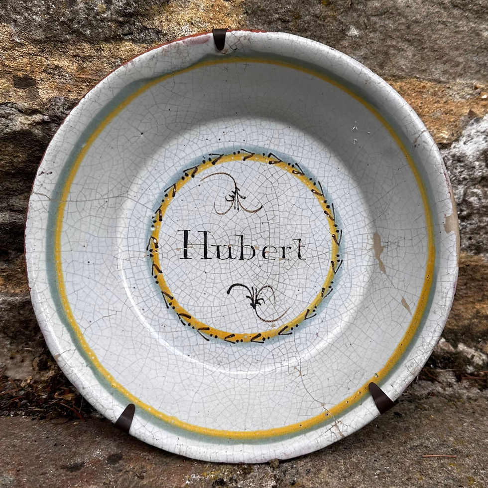 1/3 ASSIETTE patronymique (cul noir). "Hubert" dans un médaillon à la chaînette vert et jaune