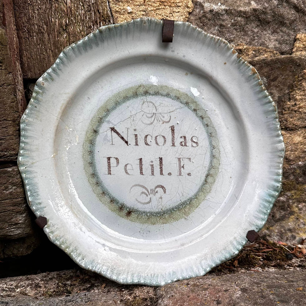 1/3 ASSIETTE patronymique. "Nicolas Petit.F." dans un médaillon à la chaînette vert et jaune