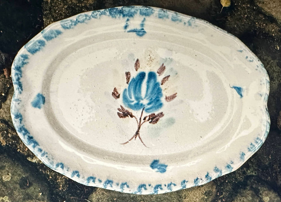 33 - Faïences de Forges cul noir XIXe - Plat long à fleurs