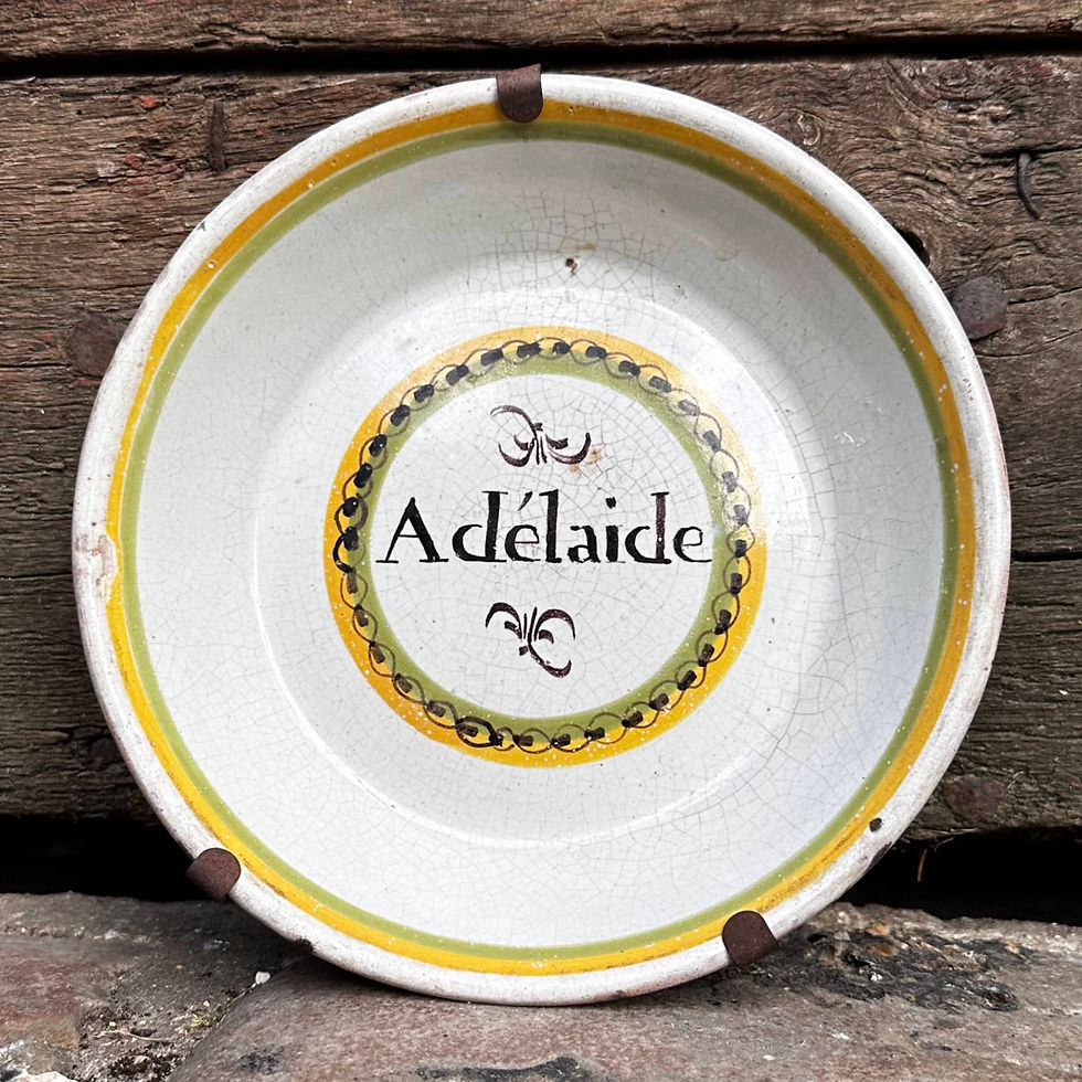 1/4 ASSIETTE patronymique(cul noir). "Adélaide" dans un médaillon à la chaînette vert et jaune