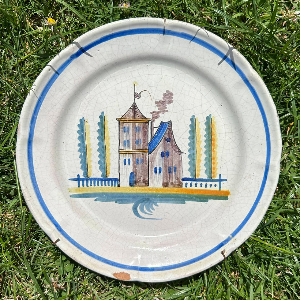 1/3 ASSIETTE à décor architectural. Maison fumante et tour avec girouette et quatre peupliers