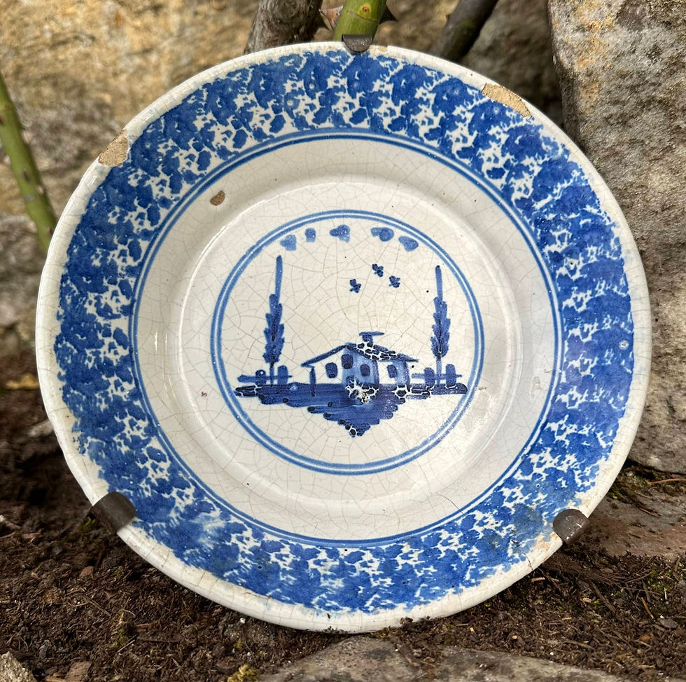 1/3 ASSIETTE à décor architectural. Maison avec deux peupliers, vol d'oiseaux dans un ciel nuageux