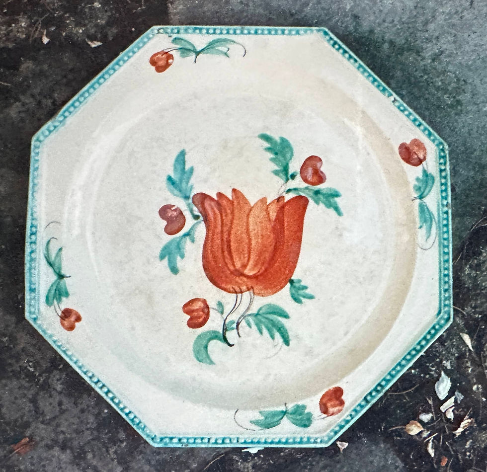 72 Faïence d'Aumale XIXe - Assiette à fleurs
