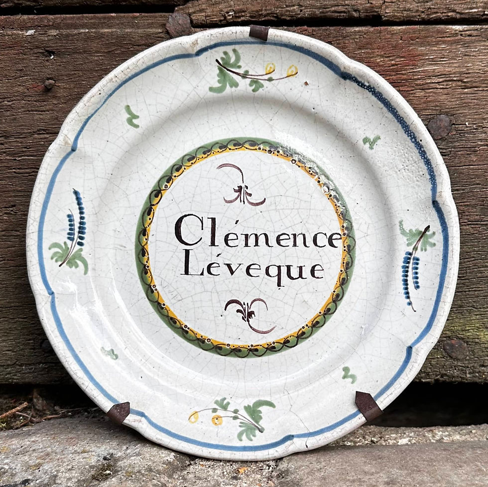 1/3 ASSIETTE patronymique. "Clémence Léveque" dans un médaillon à la chaînette vert et jaune