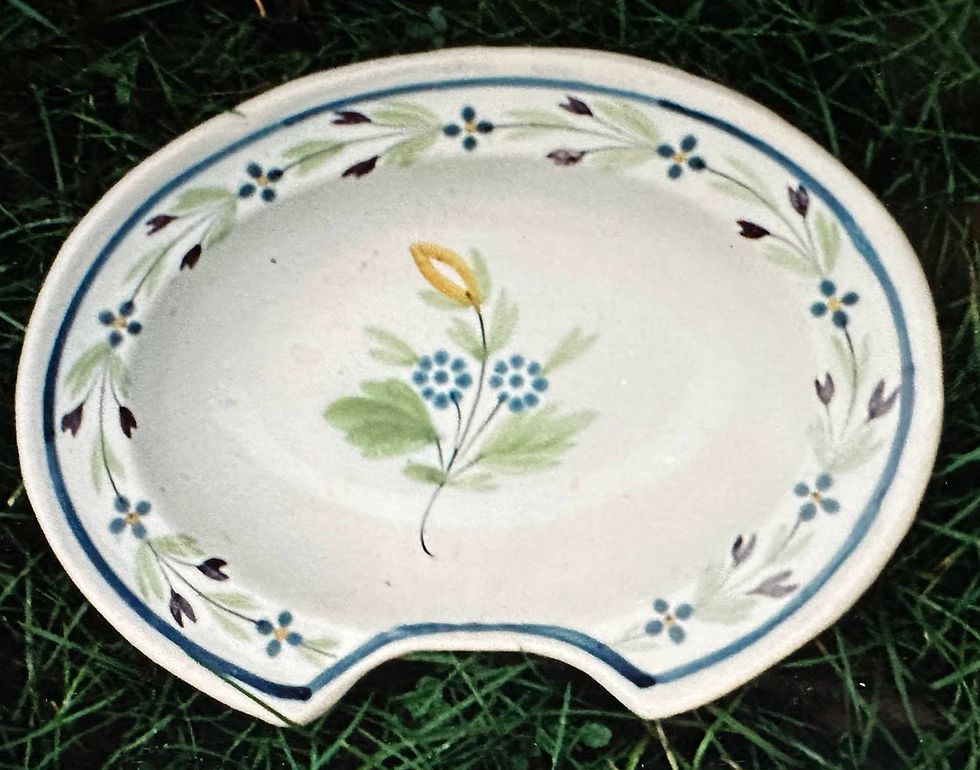9 - Faïences de Forges XIXe - Plat à barbe à fleurs