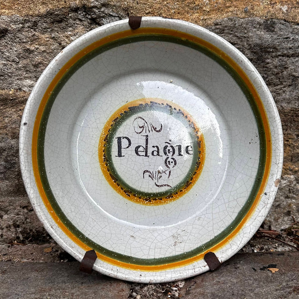 1/4 ASSIETTE patronymique (cul noir). "Pelagie" dans un médaillon vert et jaune repris en bordure