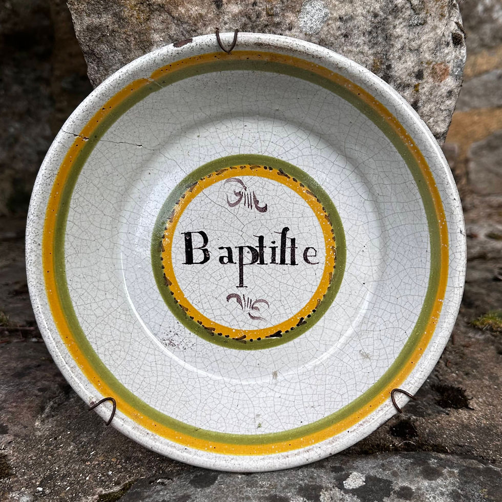 1/4 ASSIETTE patronymique (cul noir). "Baptiste" dans un médaillon à la chaînette vert et jaune