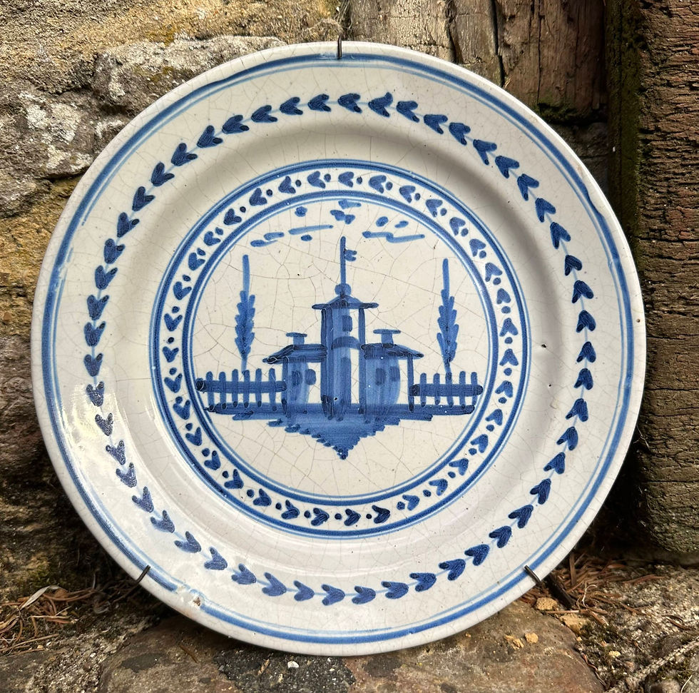 1/3 ASSIETTE à décor architectural. Deux maisons, une tour à girouette et deux peupliers